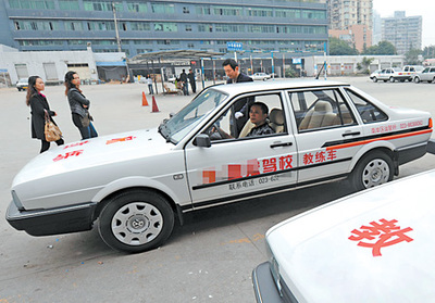 北京駕校亂象:教練索要好處 加錢才好約車
