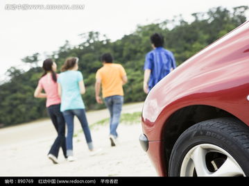 在紅色跑車旁奔跑的年輕人圖片免費下載 紅動網(wǎng)