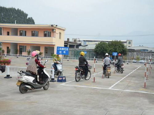 北京朝陽(yáng)區(qū)摩托車駕照考試價(jià)格與駕校選擇指南